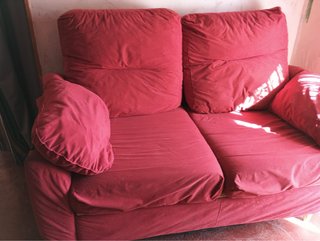 Sofá de 2 plazas rojo con relleno de plumas