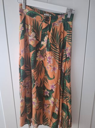 Falda midi floral naranja y verde