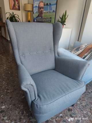 Sillón orejero IKEA Strandmon gris