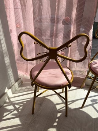 Silla dorada con asiento rosa