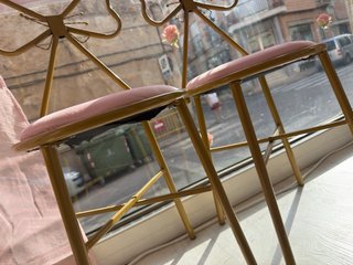 Silla dorada con asiento rosa