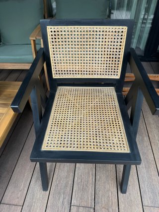Silla de terraza negra y ratán