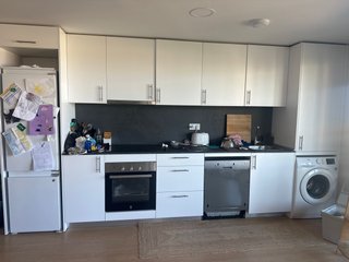 Cocina modular blanca y negra