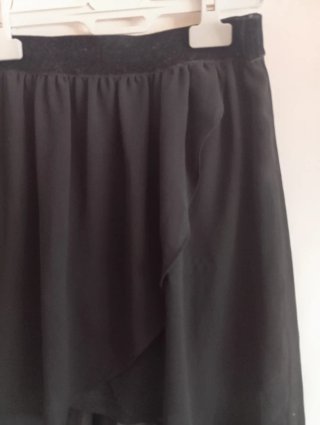 Falda negra asimétrica con transparencia