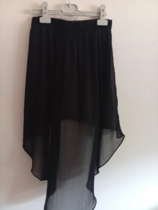 Falda negra asimétrica con transparencia