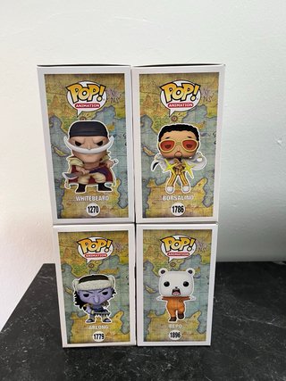 Funko Pop! One Piece (4 figuras) con protectores.
