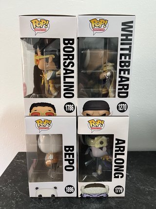 Funko Pop! One Piece (4 figuras) con protectores.