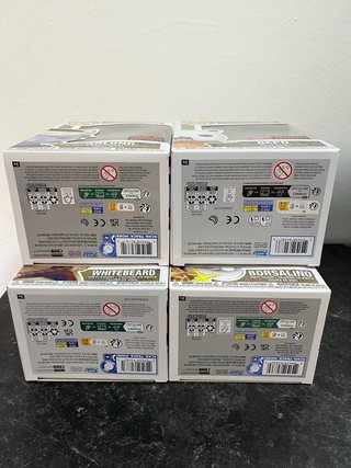 Funko Pop! One Piece (4 figuras) con protectores.