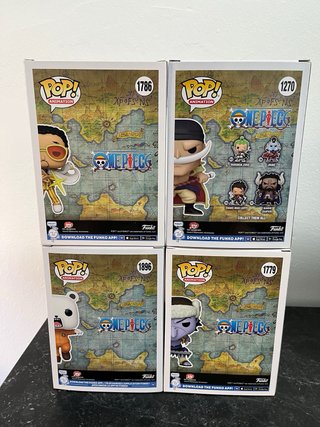 Funko Pop! One Piece (4 figuras) con protectores.