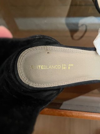 Tacones negros elegantes con pulsera