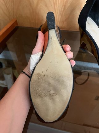 Tacones negros elegantes con pulsera