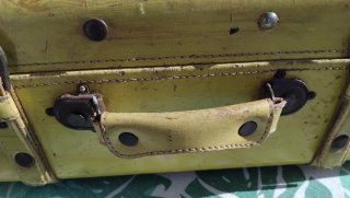 Maleta Vintage Piel Amarilla con  herrajes en meta