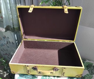 Maleta Vintage Piel Amarilla con  herrajes en meta