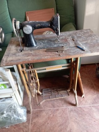 Máquina de coser antigua con mesa