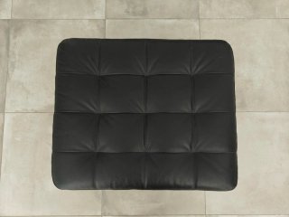 Reposapiés de salón piel negra