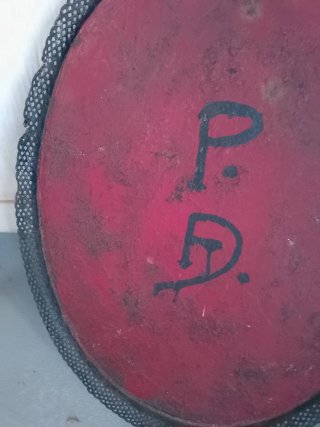 Bandeja  muy antigua metal calado roja y negra