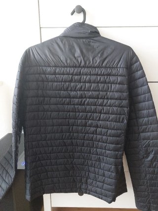 Chaqueta Guess acolchada fina negra