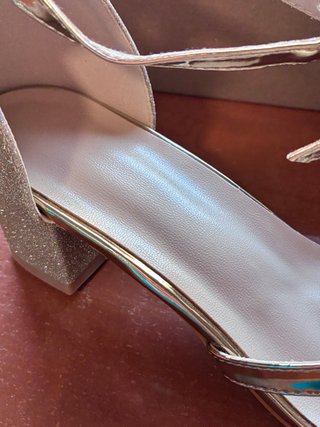 Tacones dorados