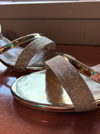 Tacones dorados