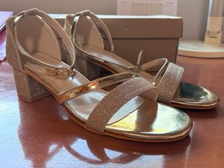 Tacones dorados
