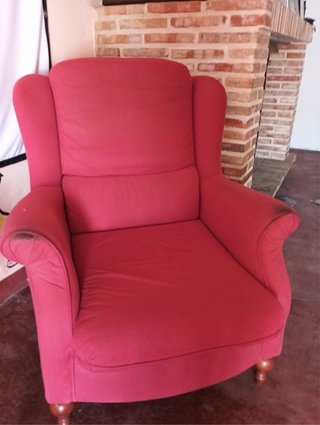 Sillón orejero rosa muy cómodo