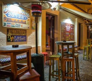 Mesas altas, taburetes, barricas, bancos de madera