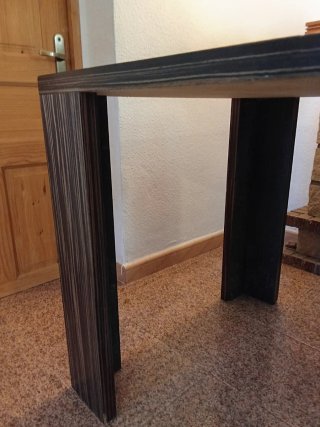 Mesa de comedor de madera oscura