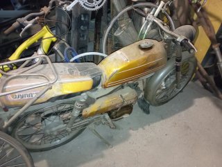 Moped antiguo sin papeles