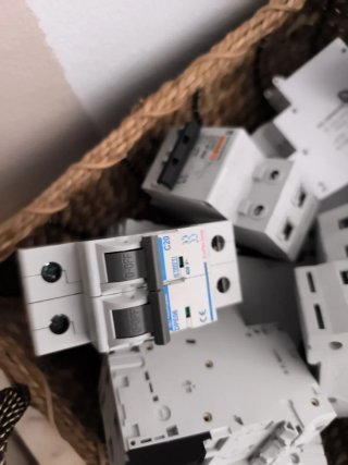 Lote de interruptores automáticos CHINT