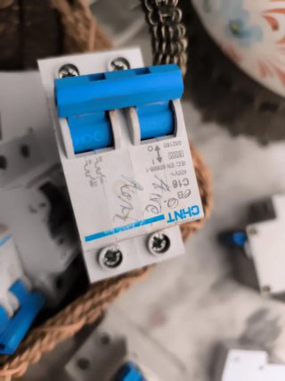 Lote de interruptores automáticos CHINT