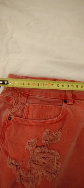 Shorts arancioni strappati