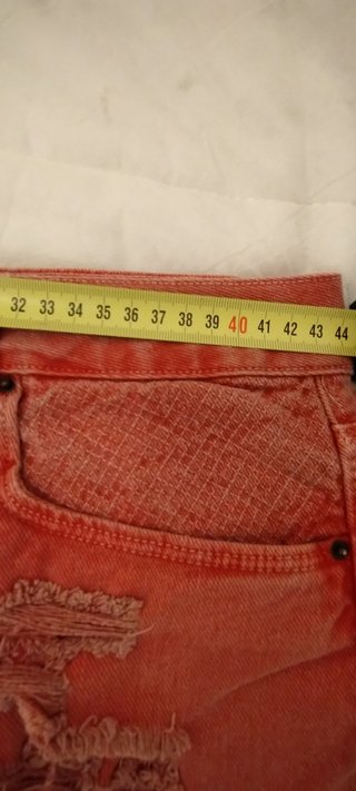 Shorts arancioni strappati