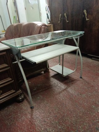 Escritorio de cristal y metal