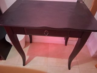 Escritorio de madera con cajón