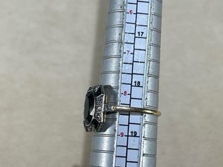 Anillo Art Déco de oro 18K con zafiros y diamantes