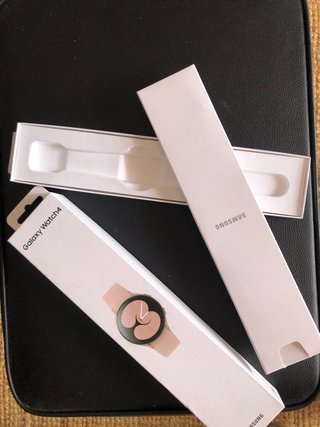 Caja Galaxy Watch 4 como nueva
