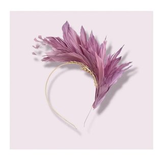 Diadema de plumas de oca dorada y rosa
