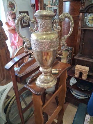 Ánfora antigua de metal decorada