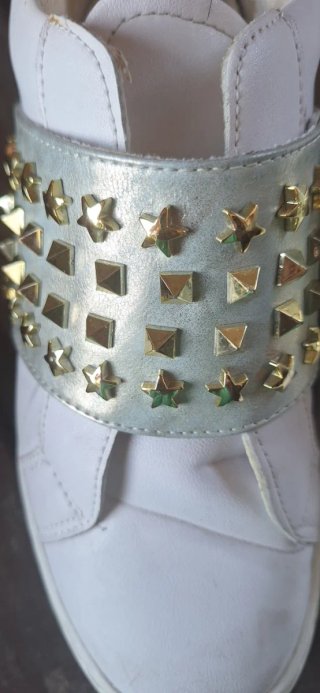 Sneakers bianche con borchie oro