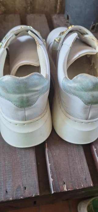 Sneakers bianche con borchie oro