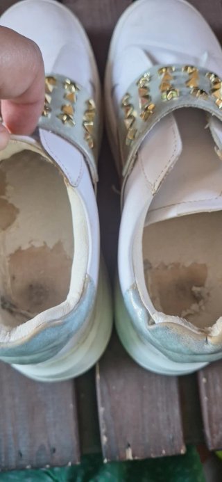 Sneakers bianche con borchie oro