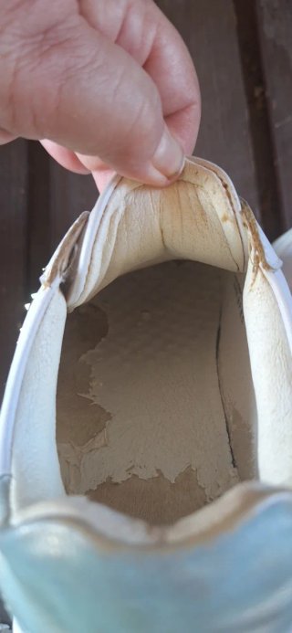 Sneakers bianche con borchie oro