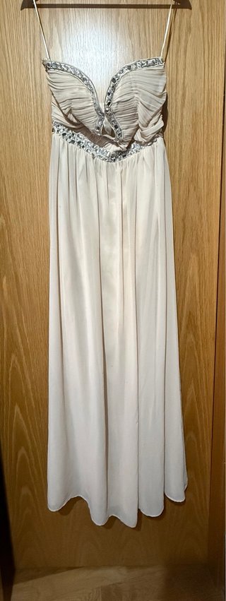 Vestido largo beige con pedrería