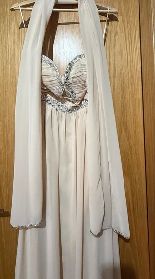 Vestido largo beige con pedrería