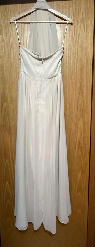 Vestido largo beige con pedrería