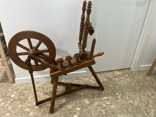 Rueca Antigua de Madera Rústica