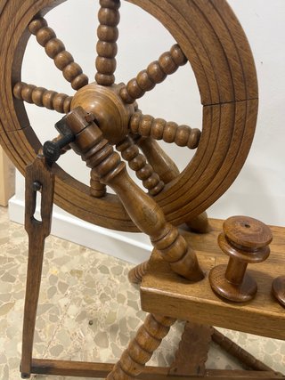 Rueca Antigua de Madera Rústica