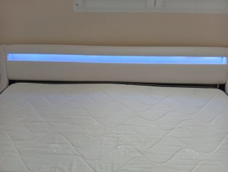 Cama con cabecero LED y colchón