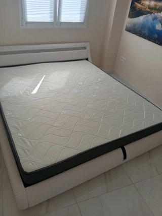 Cama con cabecero LED y colchón