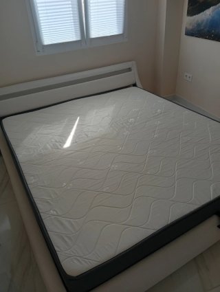 Cama con cabecero LED y colchón